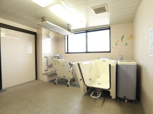 明るい浴室の設備