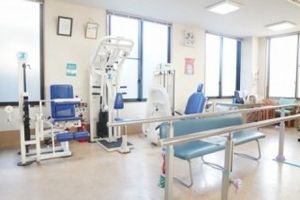 機器が並ぶ機能訓練室