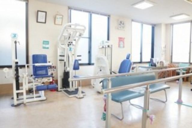 機器が並ぶ機能訓練室 機能訓練室 明るい空間で、リハビリ機器が整備されています。自然光が差し込み、快適な環境です。