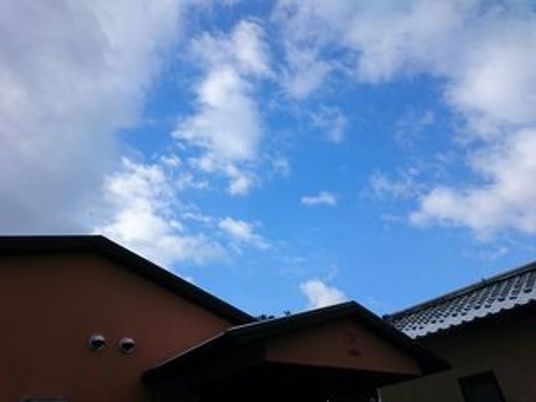 青空と建物外観  