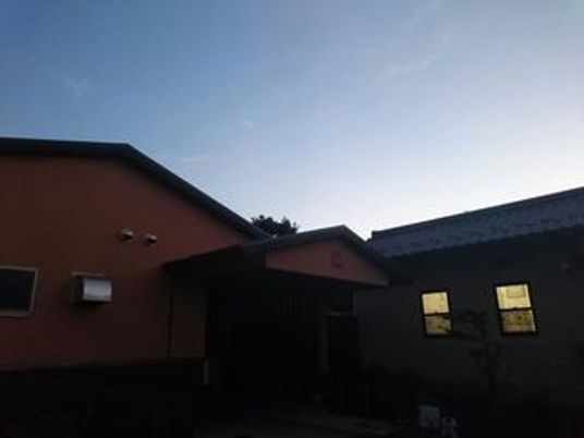 夕景の施設外観  