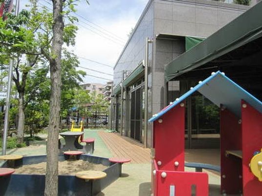 中庭の遊具とテラス  