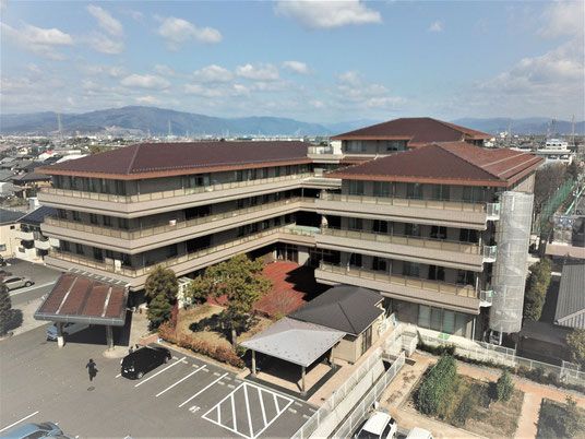 山々が背景の建物外観