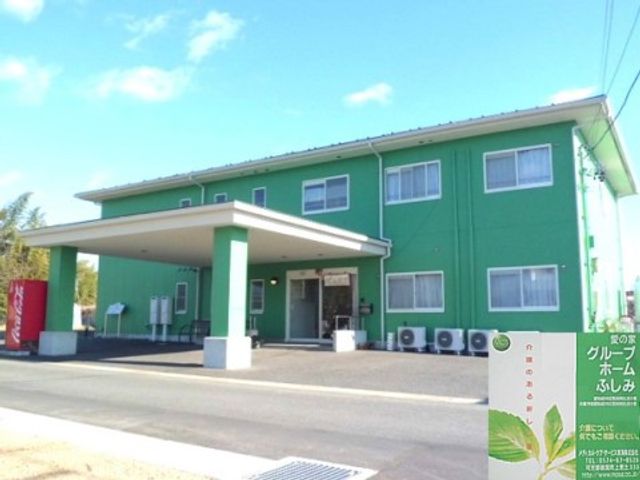 緑色の建物エントランス