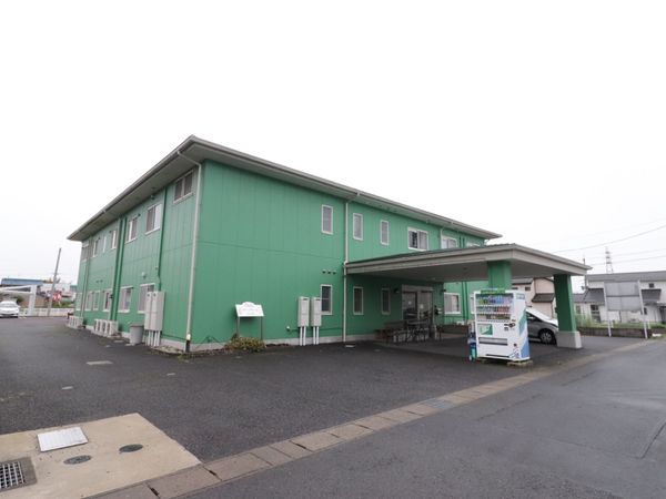 緑色の建物外観