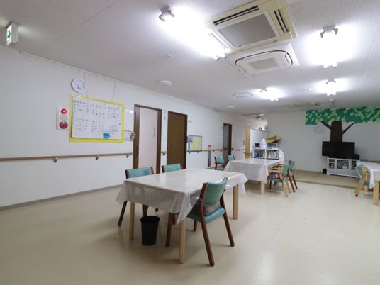 広々とした明るい食堂