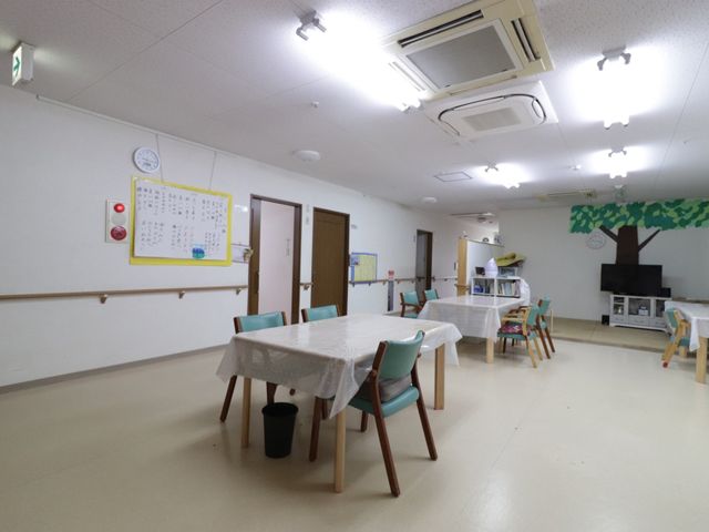 広々とした明るい食堂