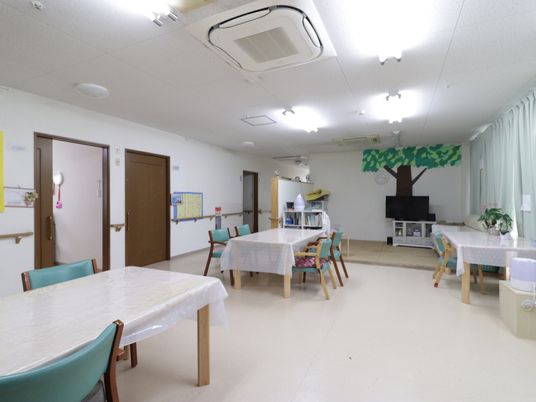 明るい共有スペースの居室