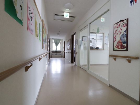 清潔感ある廊下と掲示物