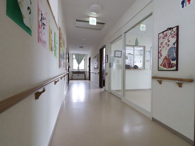 清潔感ある廊下と掲示物