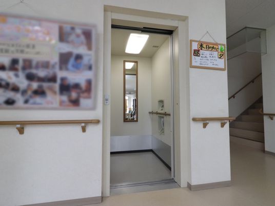 廊下の先の開いた扉