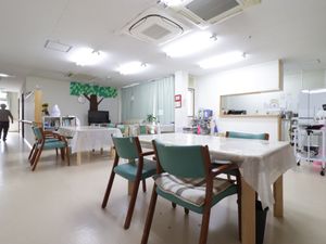 広々とした明るい食堂