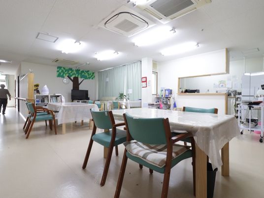 広々とした明るい食堂