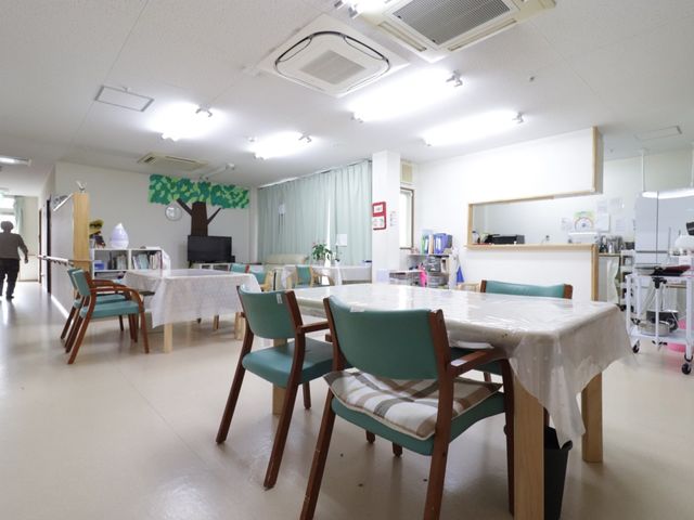 広々とした明るい食堂