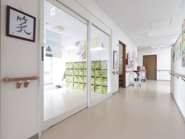 廊下の明るい空間