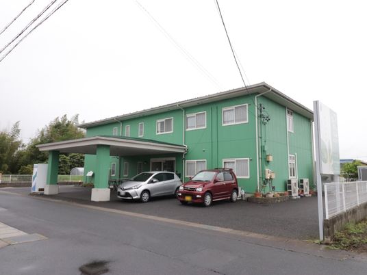緑色の建物外観