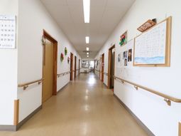 明るい廊下と掲示物