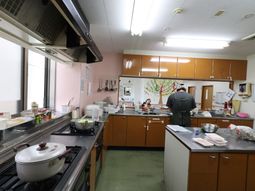 キッチンで調理する様子