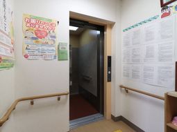 廊下の手すりと掲示物