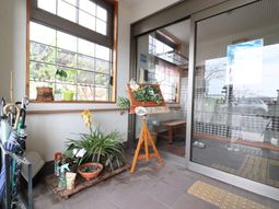 エントランスの植物と装飾