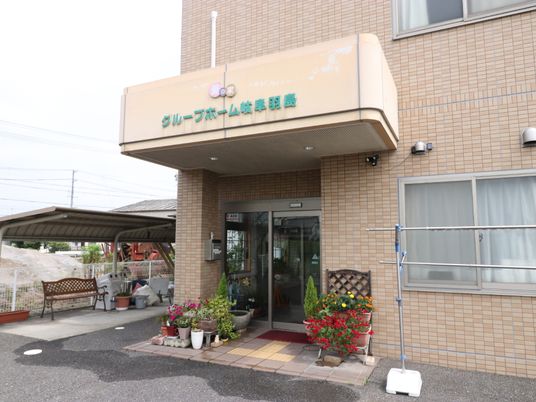 花で飾られた入口