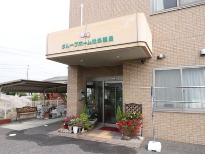 花で飾られた入口