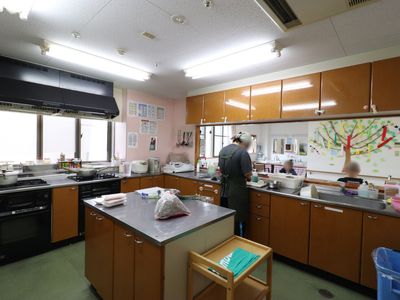 キッチンの活気ある光景