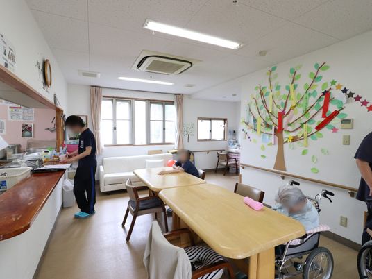 明るい共用食堂