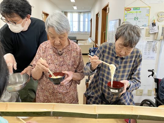 流しそうめんを楽しむ居室