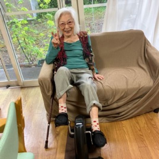 高齢者の笑顔と食事風景