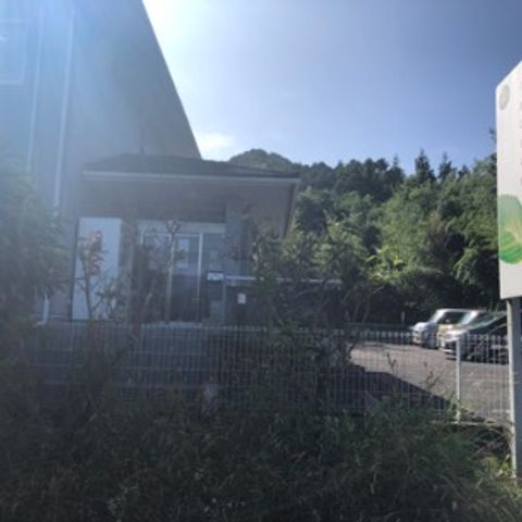 緑豊かな施設外観
