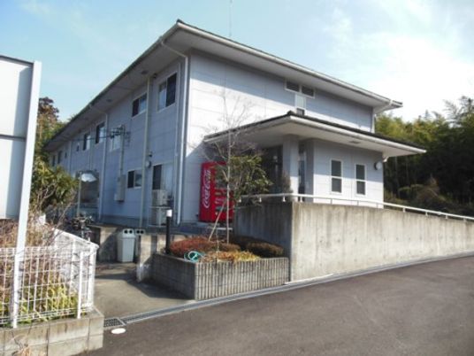 施設の外観の一角