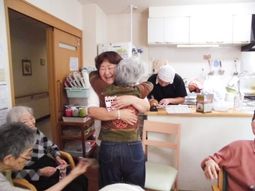 笑顔のハグをする人々