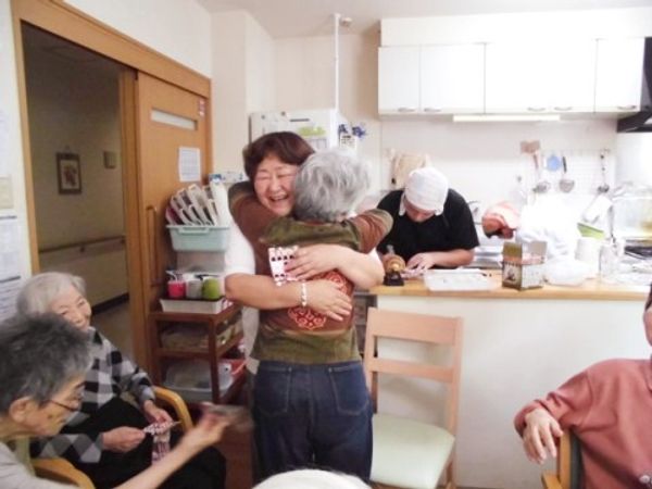 笑顔のハグをする人々