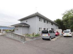 白い外壁の建物外観