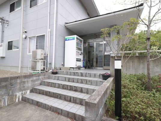 エントランスと緑の植栽