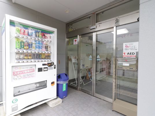 自動販売機とエントランス