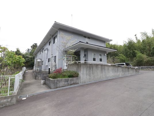 広々とした外観の建物
