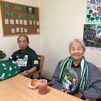 高齢者の笑顔と食事風景