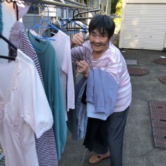 お洗濯のお手伝いをするスタッフ