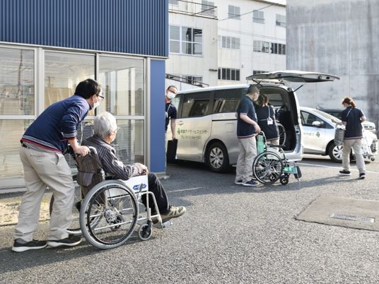 送迎車と車椅子移動の外観  