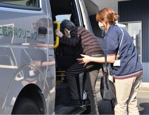 送迎車に乗る様子