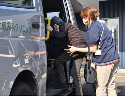 送迎車に乗る様子