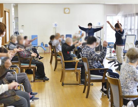 運動する人々が集う訓練室