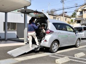 車いす乗降の送迎車  