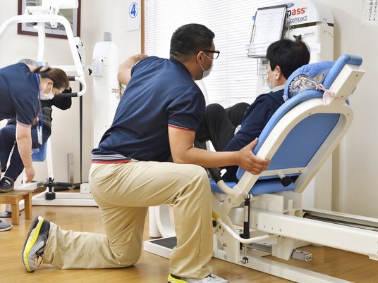 機能訓練室で介助訓練  