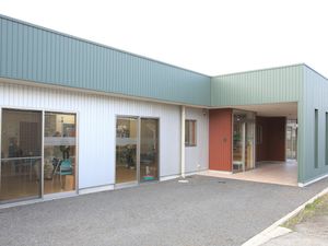明るい外観の玄関先  