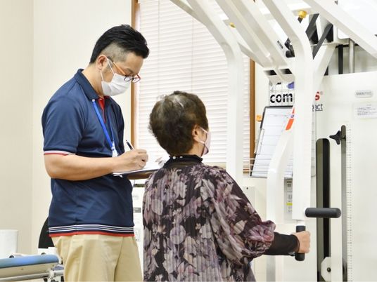 機能訓練を受ける様子の訓練室  