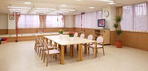 広々とした室内の多目的室
