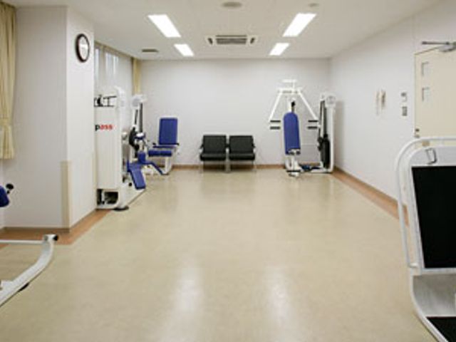 機能訓練室 機能訓練室 自然光が差し込む広々とした空間で、リハビリ器具を使った運動に適しています。